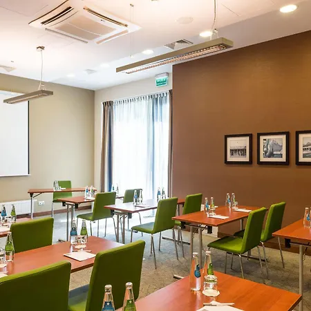 Otel Hampton By Hilton Airport 3*