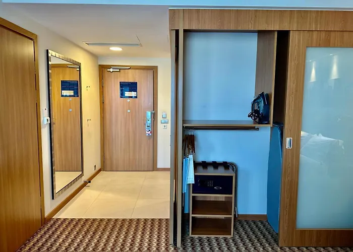 Otel Hampton By Hilton Airport 3*