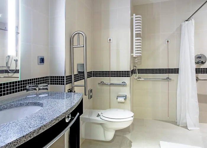 Hampton By Hilton Airport Otel