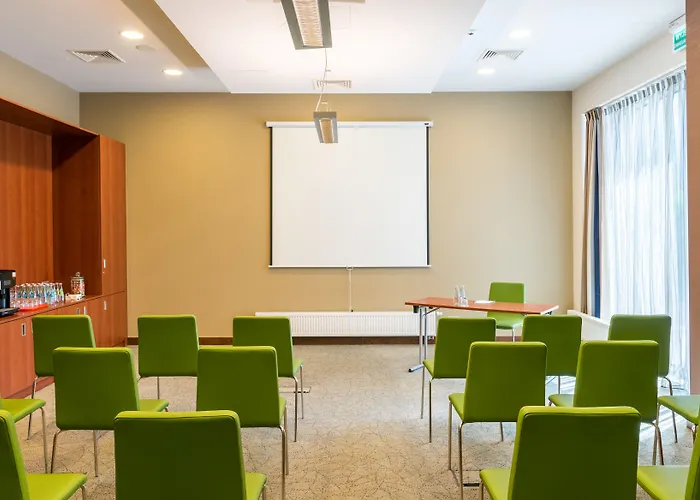 Hampton By Hilton Airport Otel