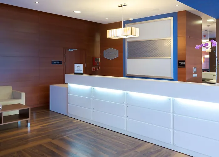 Otel Hampton By Hilton Airport 3*