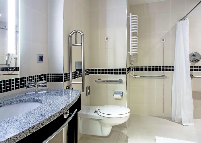 Hampton By Hilton Airport Otel 3*