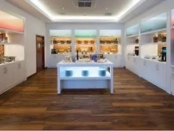 Hampton By Hilton Airport Otel