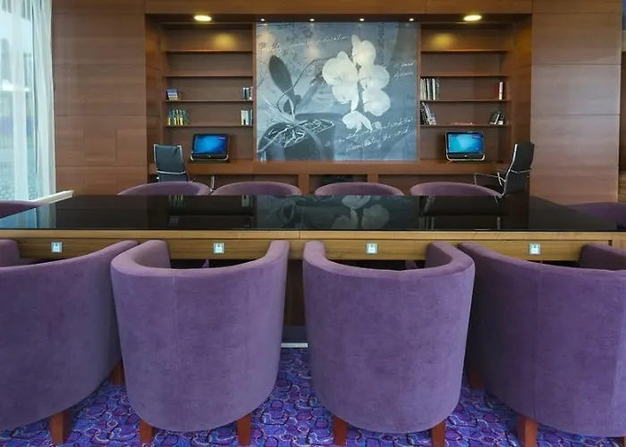 Otel Hampton By Hilton Airport