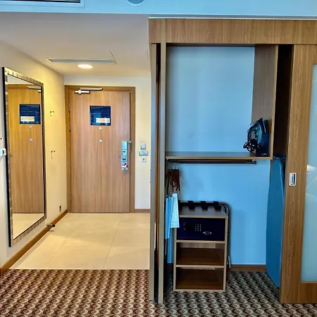 Hotel Hampton By Hilton Airport 3*