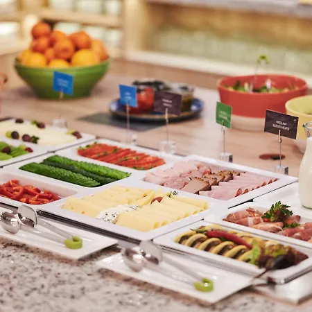 Hampton By Hilton Airport 3*