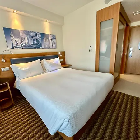 Hotel Hampton By Hilton Airport 3*