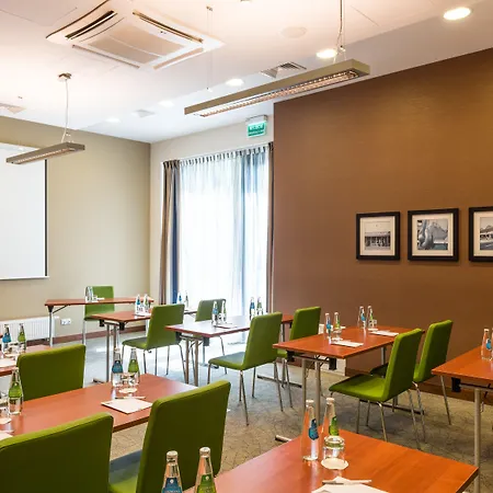 Hotel Hampton By Hilton Airport 3*