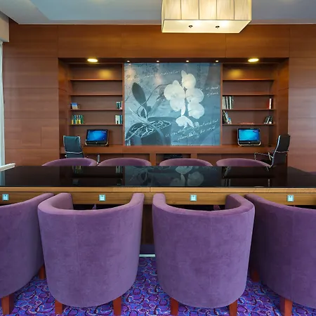 Hotel Hampton By Hilton Airport