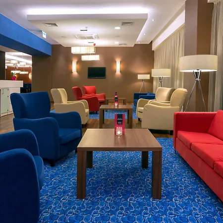 Hotel Hampton By Hilton Airport