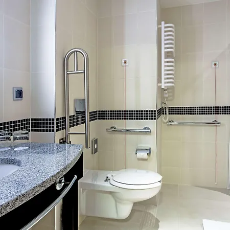 Hampton By Hilton Airport فندق 3*