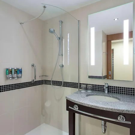 Hotel Hampton By Hilton Airport