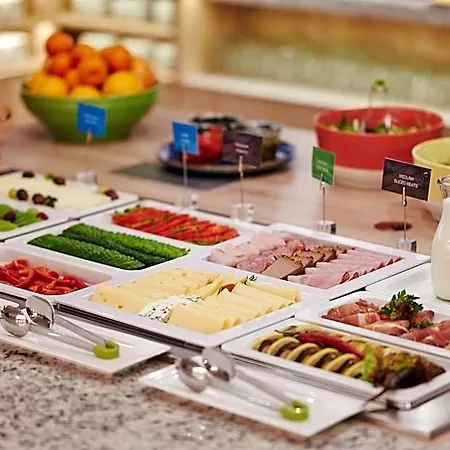 Hampton By Hilton Airport فندق 3*