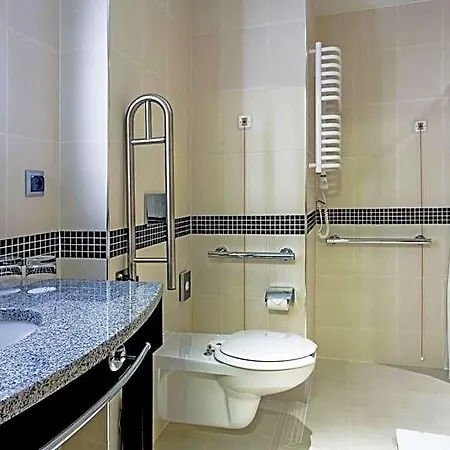 Hampton By Hilton Airport 3*
