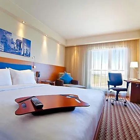 Hampton By Hilton Airport فندق 3*