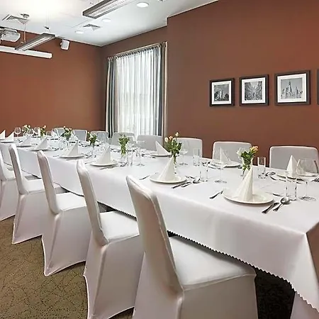 Hampton By Hilton Airport فندق