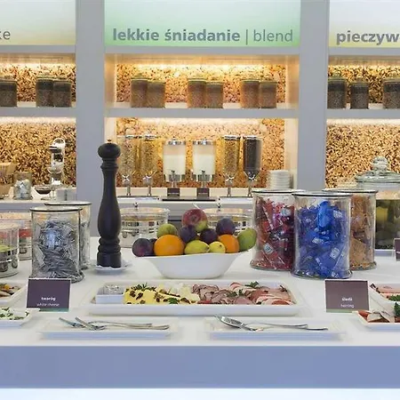 Hampton By Hilton Airport Отель