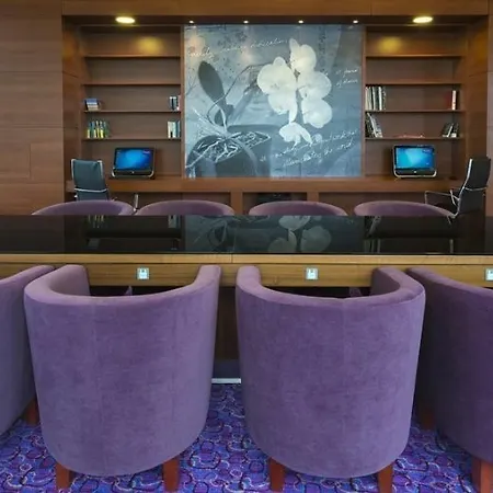 Hotell Hampton By Hilton Airport