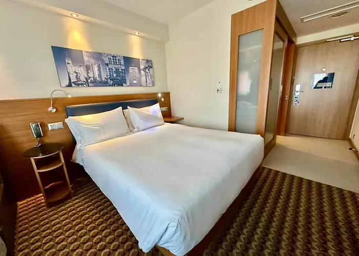 Hotel Hampton By Hilton Airport 3*