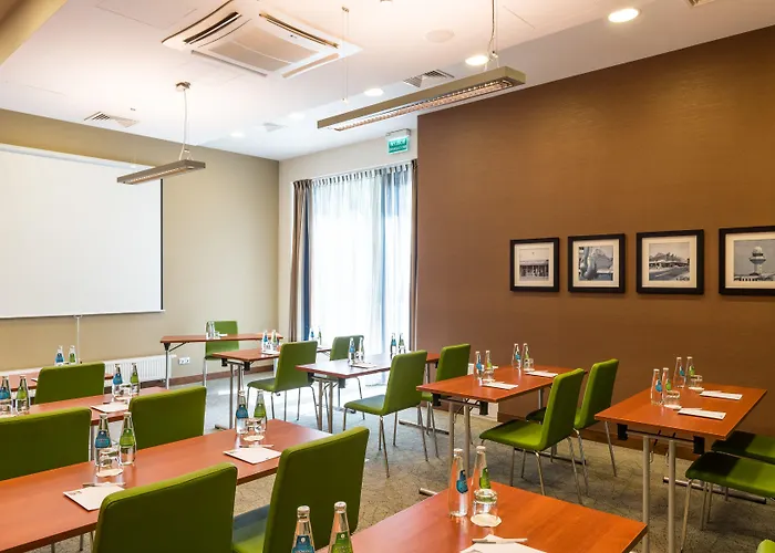 Hotel Hampton By Hilton Airport 3*