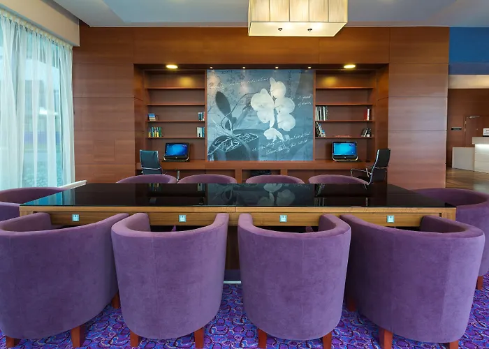 Hotel Hampton By Hilton Airport