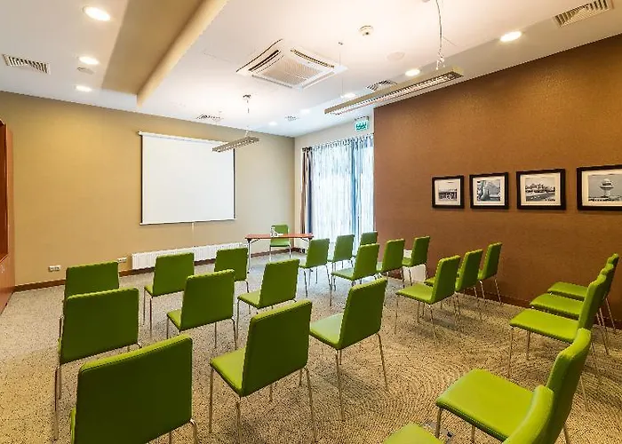 Hotel Hampton By Hilton Airport