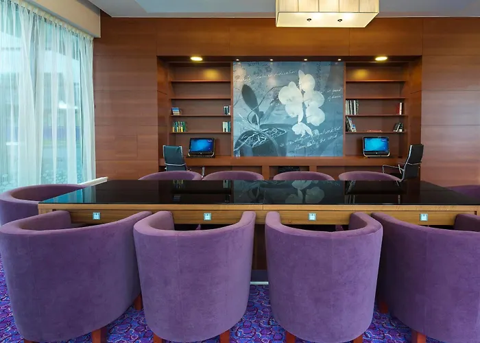 Hampton By Hilton Airport