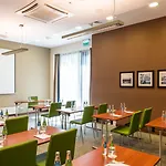 Hotel Hampton By Hilton Airport 3*