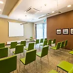 Hotel Hampton By Hilton Airport