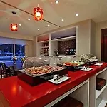 Hotel Hampton By Hilton Airport 3*